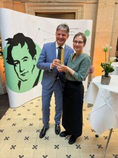 FAU-Präsident Prof. Dr. Joachim Hornegger und Prof. Dr. Eva Pils auf der Preisverleihung der Alexander von Humboldt-Stiftung. (Bild: FAU/David Ausserhofer)