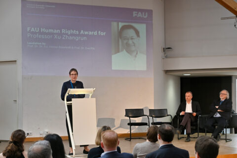 Zum Artikel "Human Rights Award geht an Professor Xu Zhangrun"