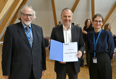 (v.l.) Prof. Dr. Heiner Bielefeld, Vizepräsident People Prof. Dr. Andreas Hirsch und Prof. Dr. Eva Pils mit dem Human Rights Award für Prof. Xu Zhangrun. (Bild: FAU/Harald Sippel)