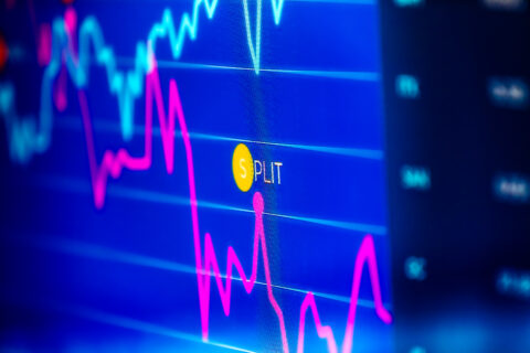 2 Graphen die auseinandergehen. Der perfekte Trennungspunkt ist durch einen hellen Punkt angezeigt.