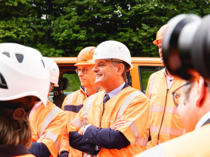 Joachim Hornegger, FAU-Präsident, hat auch symbolisch den Startschuss für die A6-Teststrecke unterzeichnet. (Bild: wirdenkenlokal/Simon Rüger)