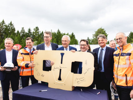 Symbolischer Startschuss der Teststrecke für induktives Laden auf der A6 (Bild: wirdenkenlokal/Simon Rüger)