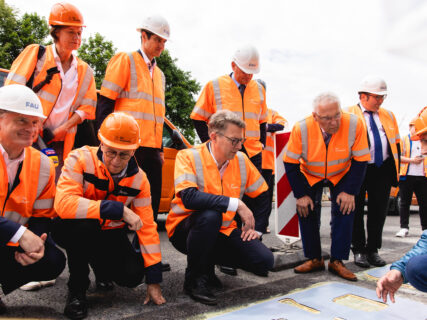 Symbolischer Startschuss der Teststrecke für induktives Laden auf der A6 (Bild: wirdenkenlokal/Simon Rüger)