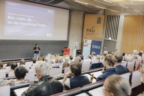 #FAUwissenwollen: Science-Slam Bier, Liebe etc. – wo die Forschung hinfällt. Bild: Giulia Iannicelli