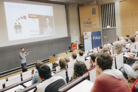 #FAUwissenwollen: Science-Slam Bier, Liebe etc. – wo die Forschung hinfällt. Bild: Giulia Iannicelli