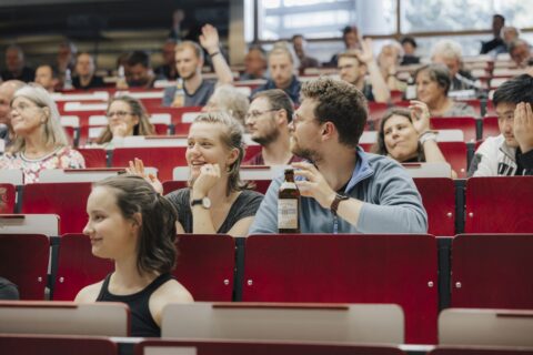 #FAUwissenwollen: Science-Slam Bier, Liebe etc. – wo die Forschung hinfällt. Bild: Giulia Iannicelli