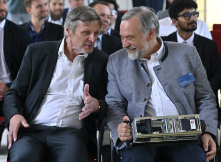 Übergabe des Förderbescheids durch Hubert Aiwanger an FORnanoSatellites in der Orangerie.(Bild: FAU/Harald Sippel)