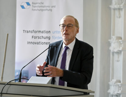 Übergabe des Förderbescheids durch Hubert Aiwanger an FORnanoSatellites in der Orangerie.(Bild: FAU/Harald Sippel)