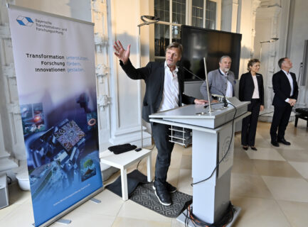 Übergabe des Förderbescheids durch Hubert Aiwanger an FORnanoSatellites in der Orangerie.(Bild: FAU/Harald Sippel)