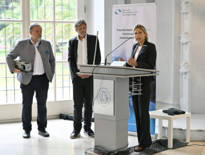 Übergabe des Förderbescheids durch Hubert Aiwanger an FORnanoSatellites in der Orangerie.(Bild: FAU/Harald Sippel)