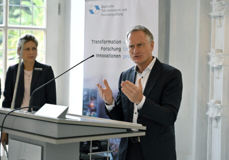 Übergabe des Förderbescheids durch Hubert Aiwanger an FORnanoSatellites in der Orangerie.(Bild: FAU/Harald Sippel)