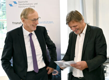 Übergabe des Förderbescheids durch Hubert Aiwanger an FORnanoSatellites in der Orangerie.(Bild: FAU/Harald Sippel)