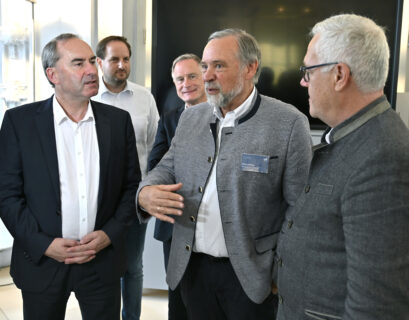 Übergabe des Förderbescheids durch Hubert Aiwanger an FORnanoSatellites in der Orangerie.(Bild: FAU/Harald Sippel)