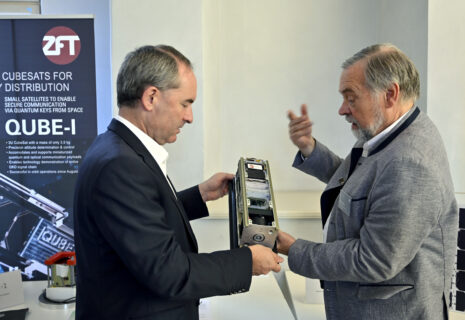 Übergabe des Förderbescheids durch Hubert Aiwanger an FORnanoSatellites in der Orangerie.(Bild: FAU/Harald Sippel)