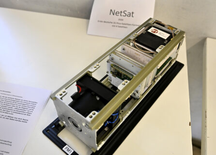 Übergabe des Förderbescheids durch Hubert Aiwanger an FORnanoSatellites in der Orangerie.(Bild: FAU/Harald Sippel)