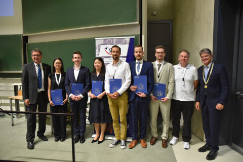 Die Gewinner der SAOT Student Awards 2025 mit Prof. Stefan Will (links), Prof. Michael Schmidt (2. von rechts) und dem Präsidenten der FAU, Prof. Joachim Hornegger (rechts): V.l.n.r. Dongqin Ni, Patrick Schmidt, Soyeon Yun, Albert These, Julius Jander und Marcel Müller.(Bild: FAU/Boris Mijat)