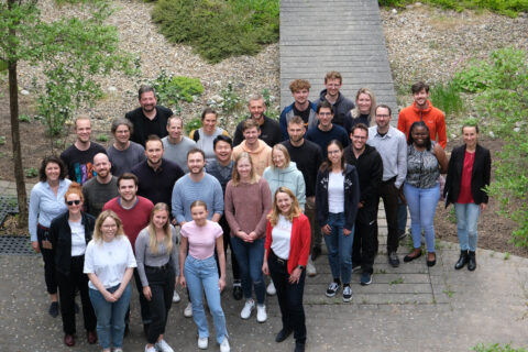Gruppe von Menschen aus vogelperspektive fotografiert.