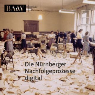 Menschen sitzen in Haufen von Papier