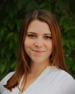 Catalina Walther (International Information Systems): "Die Teilnahme an der BEA ist für mich eine große Ehre und ein Zeichen der Wertschätzung meines bisherigen Engagements. Gleichzeitig verstehe ich sie als Chance und Verantwortung, mich sowohl fachlich als auch persönlich weiterzuentwickeln. Ich freue mich darauf, neue Perspektiven kennenzulernen, meine Führungskompetenzen zu stärken und meine moralischen Werte weiter zu schärfen. Ich werde an den Präsenzphasen der BEA teilnehmen. Diese finden zweimal jährlich in der vorlesungsfreien Zeit über jeweils 3,5 Wochen statt. Das gesamte Programm läuft über 2 Jahre, dementsprechend gibt es 4 Präsenzphasen. Eine dieser Phasen wird im Ausland abgehalten. Darüber hinaus bin ich offen für weitere potenzielle Angebote, die im Laufe des Programms auf mich zukommen. Meine erste Präsenzphase beginnt in diesem September und ich freue mich schon sehr darauf. Ich freue mich besonders verschiedene Perspektiven kennenzulernen. Egal ob diese von Mitstipendiaten, oder Akteuren aus der Wirtschaft, Politik oder Wissenschaft kommen. Auch die Auslandsphase ist für mich definitiv ein Highlight. Sie bietet die Möglichkeit, globale Perspektiven zu gewinnen und sich außerhalb der eigenen Komfortzone weiterzuentwickeln. Darüber hinaus begeistert mich die Aussicht auf intensive Kompetenz- und Persönlichkeitsentwicklung, die weit über das hinausgeht, was an Hochschulen vermittelt wird."