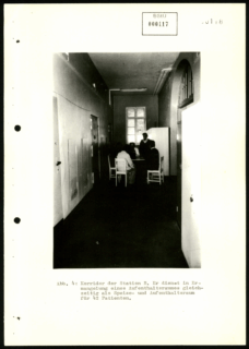 Die zweite Station hatte keinen Aufenthaltsraum. Die 42 Patienten trafen sich auf dem Korridor der Station. Der Flur war gleichzeitig Speiseraum.