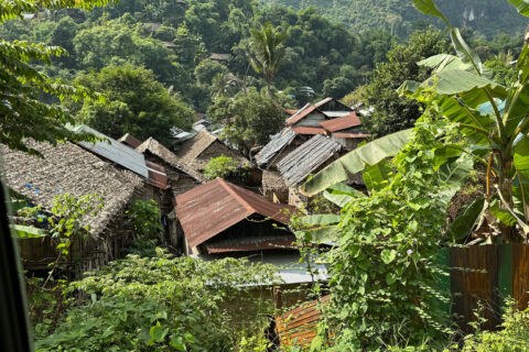 Blick auf die Dächer eines Flüchtlingscamps in Thailand.