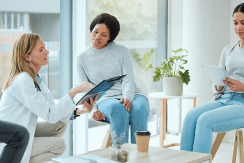 Frauen, Arzt und Erklärung für Patienten mit Formular für klinische Studie, Forschung und Teilnahmebedingungen. Personen, medizinisches Fachpersonal und seriös mit Akte oder Ordner mit Details und Vereinbarung in der Klinik.