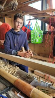 Pädagogisches Rudern auf dem Altmühlsee: An der Hobelbank werden Planken gehobelt. (Foto: Thomas Eberle)