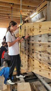 Pädagogisches Rudern auf dem Altmühlsee.: Teilnehmer stopft mit Hanf die Fugen zwischen den Planken. (Foto: Thomas Eberle)