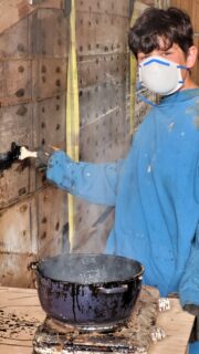 Pädagogisches Rudern auf dem Altmühlsee: Mit dem Teer wird der Rumpf bestrichen. (Foto: Thomas Eberle)