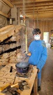 Pädagogisches Rudern auf dem Altmühlsee: Beim Teerkochen. (Foto: Thomas Eberle)