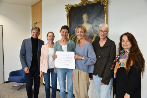 Zum Artikel "Spendenübergabe: Zonta-Club Erlangen spendet an Förderverein"