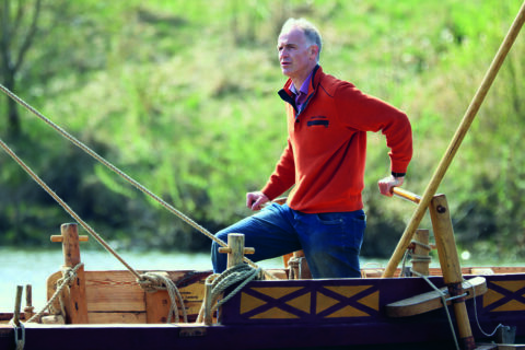 Häufig steh Boris Dreyer am Ruder seiner Boote. Dafür hat er extra einen Segelschein gemacht. (Bild: FAU/Mathias Orgeldinger)