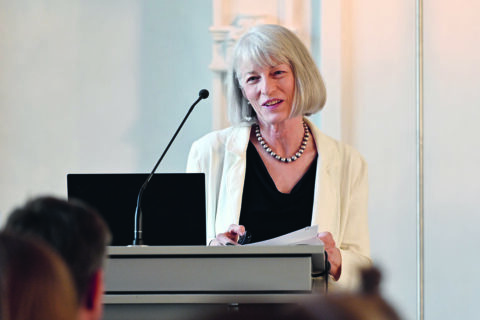 Prof. Sikkink, eine ältere Frau mit kinnlangem Haar am Rednerpult.