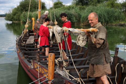 Das FAU Römerboot - Experiment: Landung römischer Truppen auf der Altmühlseeinsel. (Bild: FAU/Mathias Orgeldinger)