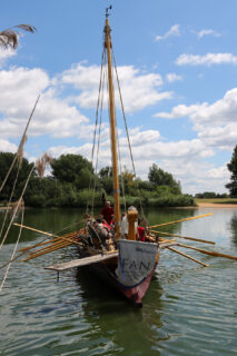Das FAU Römerboot - Experiment: Landung römischer Truppen auf der Altmühlseeinsel. (Bild: FAU/Mathias Orgeldinger)