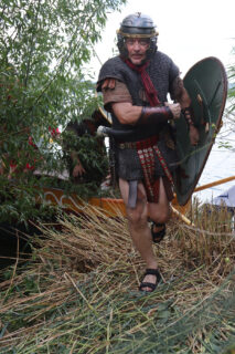 Das FAU Römerboot - Experiment: Landung römischer Truppen auf der Altmühlseeinsel. (Bild: FAU/Mathias Orgeldinger)