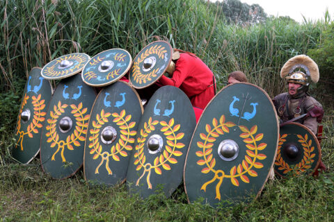 Das FAU Römerboot - Experiment: Landung römischer Truppen auf der Altmühlseeinsel. (Bild: FAU/Mathias Orgeldinger)