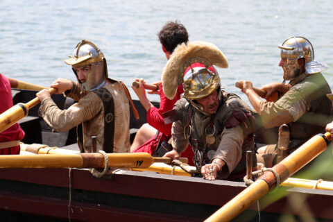 Das FAU Römerboot - Experiment: Landung römischer Truppen auf der Altmühlseeinsel. (Bild: FAU/Mathias Orgeldinger)