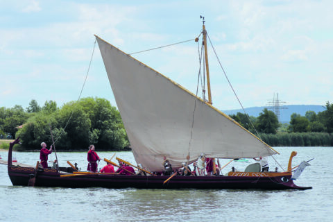 Das FAU Römerboot - Experiment: Landung römischer Truppen auf der Altmühlseeinsel. (Bild: FAU/Mathias Orgeldinger)