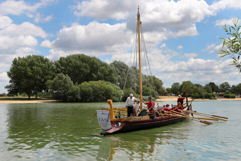 Das FAU Römerboot - Experiment: Landung römischer Truppen auf der Altmühlseeinsel. (Bild: FAU/Mathias Orgeldinger)