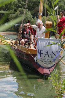 Das FAU Römerboot - Experiment: Landung römischer Truppen auf der Altmühlseeinsel. (Bild: FAU/Mathias Orgeldinger)