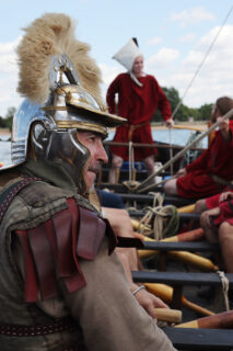 Das FAU Römerboot - Experiment: Landung römischer Truppen auf der Altmühlseeinsel. (Bild: FAU/Mathias Orgeldinger)