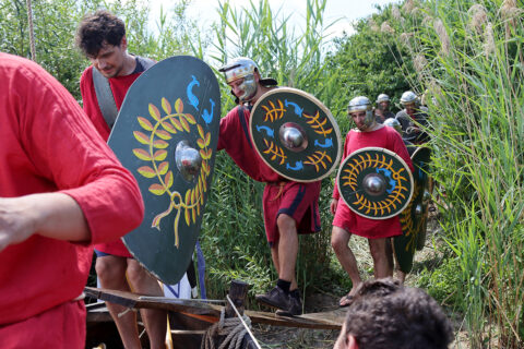 Das FAU Römerboot - Experiment: Landung römischer Truppen auf der Altmühlseeinsel. (Bild: FAU/Mathias Orgeldinger)