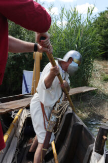 Das FAU Römerboot - Experiment: Landung römischer Truppen auf der Altmühlseeinsel. (Bild: FAU/Mathias Orgeldinger)