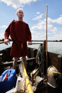 Das FAU Römerboot - Experiment: Landung römischer Truppen auf der Altmühlseeinsel. (Bild: FAU/Mathias Orgeldinger)