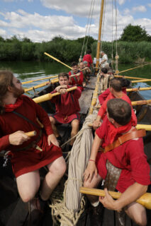 Das FAU Römerboot - Experiment: Landung römischer Truppen auf der Altmühlseeinsel. (Bild: FAU/Mathias Orgeldinger)