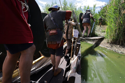 Das FAU Römerboot - Experiment: Landung römischer Truppen auf der Altmühlseeinsel. (Bild: FAU/Mathias Orgeldinger)