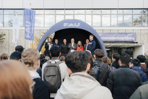 Erstsemesterbegrüßung 2025 in der Heinrich-Lades-Halle. (Bild: FAU/Giulia Iannicelli)