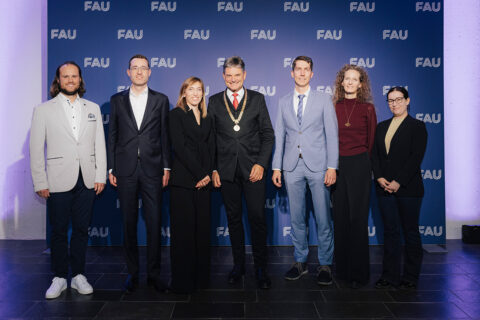 FAU Awards 2025: Die Habilitationspreisträgerinnen und -träger (v.l.) mit FAU-Präsident Hornegger (m.) Dr. Philipp Bitzenbauer, Benedikt Forschner, Fulvia Ferrazzi, Thomas Koller, Melanie Hanitsch, Katharina Gerund. (Bild: FAU/Giulia Iannicelli)