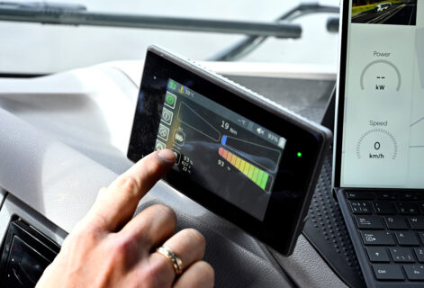 Das System kann in Pkw, Lkw und Busse integriert werden, unabhängig von Fahrzeugtyp oder Hersteller. Über eine digitale Plattform wird der Energiefluss intelligent gesteuert: Ladezeiten und -mengen werden bedarfsgerecht angepasst, um Lastspitzen zu vermeiden und die verfügbare Energie effizient zu nutzen. (Bild: FAU/FAU/Harald Sippel)